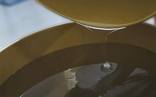 什么原因導致模具硅膠冒油？